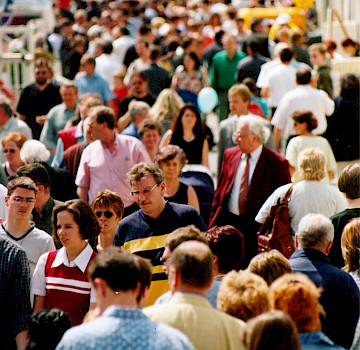 Auf dem Foto sieht man Besucher der MESSE AM RHEIN: Handwerksmesse Koblenz