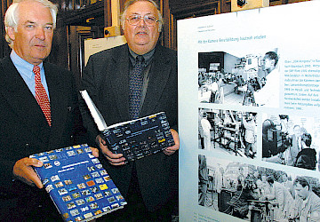 Auf dem Foto sind Präsident Karl-Heinz Scherhag und Hauptgeschäftsführer Karl-Jürgen Wilbert mit der Chronik '100 Jahre und mehr'.