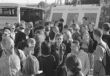 Das Bild zeigt Besucher beim Schulfest