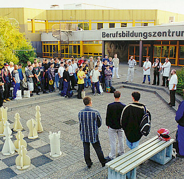 Gäste, die das 20-jährige Jubiläum des HwK-Berufsbildungszentrum in Bad Kreuznach feiern