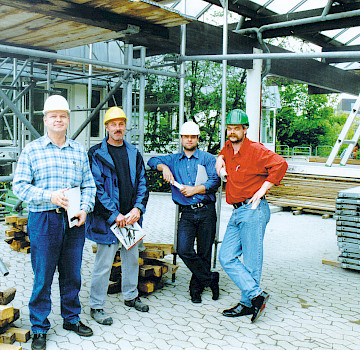 Gerüstbauer vor einem Gerüst