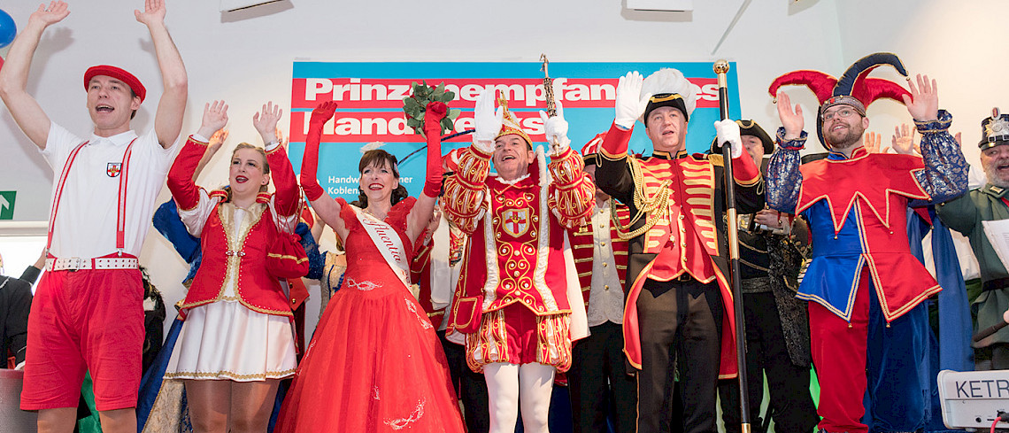 Närrinnen und Narren beim Prinzenempfang in der Galerie Handwerk.