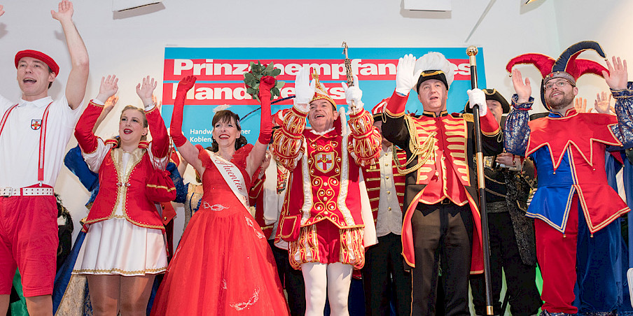 Närrinnen und Narren beim Prinzenempfang in der Galerie Handwerk.