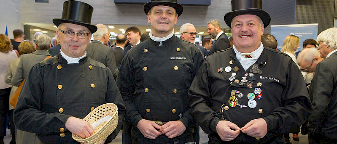 Die "Glücks-Innung" um Obermeister Schornsteinfegermeister Florian Klein beim Neujahrsempfang 2024.