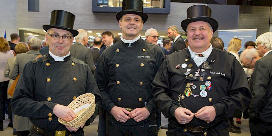 Die "Glücks-Innung" um Obermeister Schornsteinfegermeister Florian Klein beim Neujahrsempfang 2024.