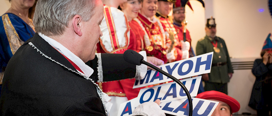 Kurt Krautscheid hält eine Rede beim Prinzenempfang.