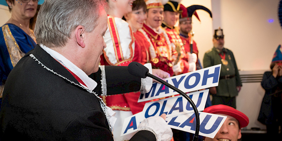 Kurt Krautscheid hält eine Rede beim Prinzenempfang.