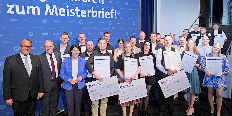 Die 23 Besten ihres Gewerkes erhielten aus Händen von HwK-Hauptgeschäftsführer Ralf Hellrich (vordere Reihe von links), Präsident Kurt Krautscheid und Wirtschaftsministerin Daniela Schmitt auf der Bühne ihre Großen Meisterbriefe.