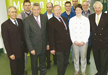 Menschen vor dem Motto-Plakat 'Morgen Meister!'