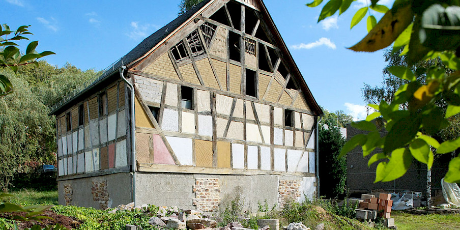 Denkmalgeschütztes Haus bei der Sanierung.