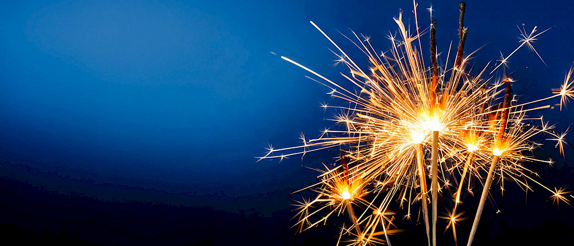brennende Wunderkerzen vor blauem Hintergrund