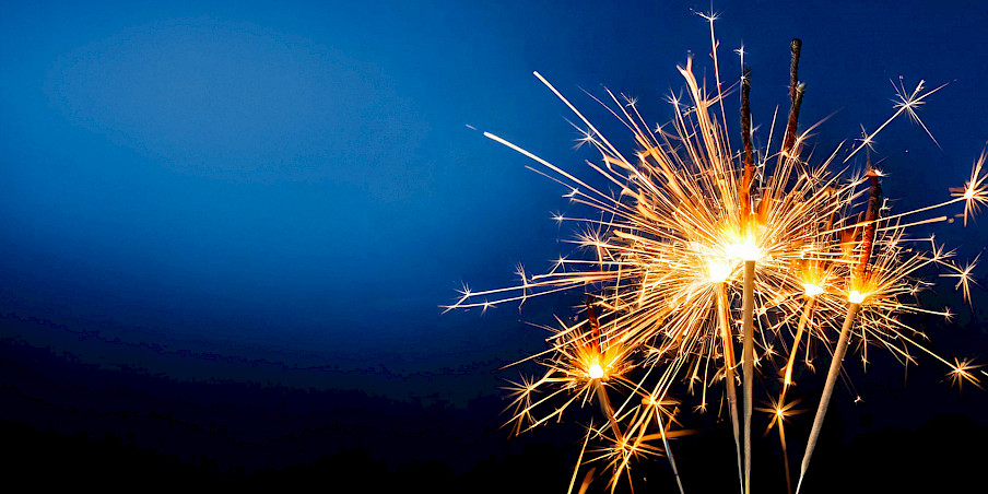 brennende Wunderkerzen vor blauem Hintergrund