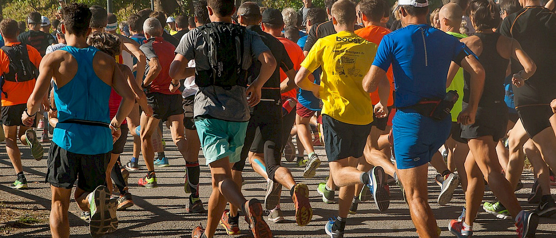 Eine Gruppe von Läuferinnen und Läufern