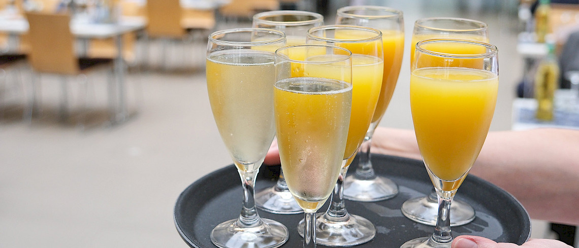 Sektgläser auf Tablett