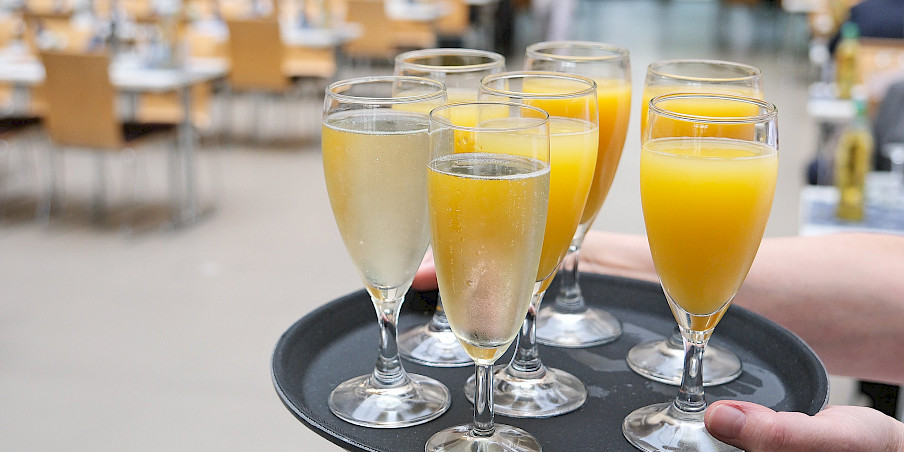 Sektgläser auf Tablett