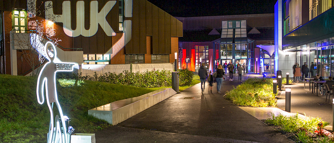 beleuchteter Eingangsbereich bei der Nacht der Technik 2023