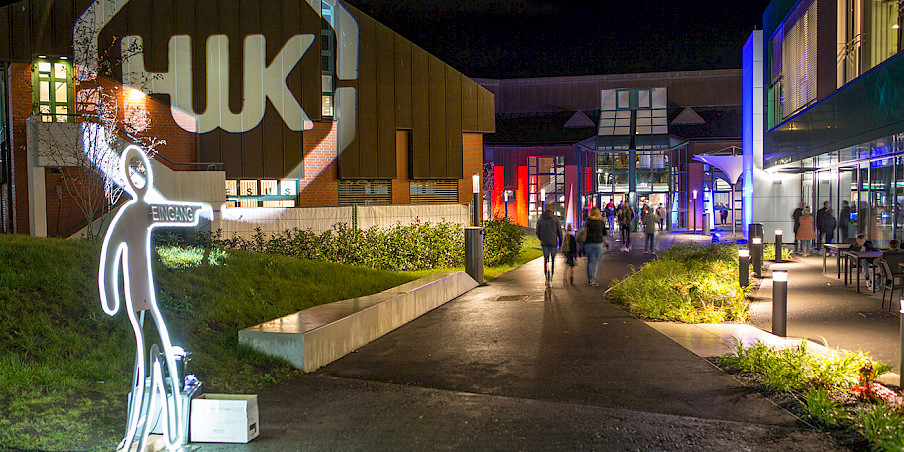 beleuchteter Eingangsbereich bei der Nacht der Technik 2023