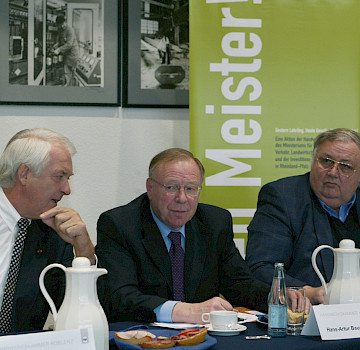 Hans-Artur Bauckhage bei einem Informationsaustausch mit Handwerkern in der HwK