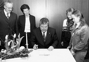 Ministerpräsident Kurt Beck, mit der 17-jährigen Julia Giesbrecht , Werner und Rosemarie Burggraf