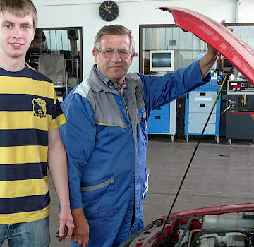 Andrey Bogomazov, der seine Ausbildung zum Kfz-Mechatroniker bei Hermann Barz beginnt