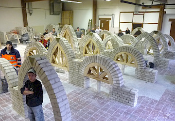 Die Überbetriebliche Lehrlingsunterweisung findet bei den Auszubildenden, wie hier im Maurerhandwerk, großen Anklang