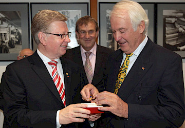 HwK-Präsident Werner Wittlich überreicht  seinem Vorgänger Karl-Heinz Scherhag den Ehrenring