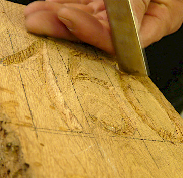 Eichenholz, auf dem die Zahl 150 eingekerbt wird