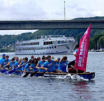 Mitarbeiter der HwK Koblenz im Drachenboot