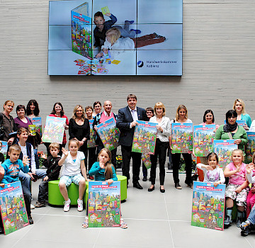 Bernd Hammes überreicht „Das große Kinderbuch des Handwerks“ als Geschenk für Kinder