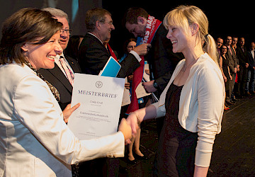 Ministerpräsidentin Malu Dreyer gratuliert Elektrotechnikermeisterin Linda Groß persönlich.