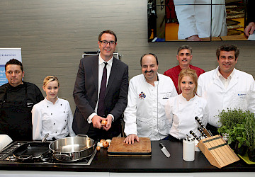 Sternekoch Johann Lafer und der rheinland-pfälzische Sozialminister Alexander Schweitzer mit Teilnehmern