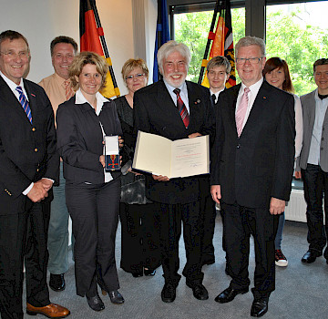 Eveline Lemke überreichte dem ehemaligen HwK-Vizepräsidenten Ulrich Ferber das Bundesverdienstkreuz am Bande