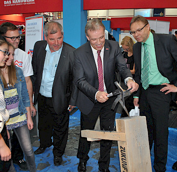 Jugendliche werden über über berufliche Perspektiven im Handwerk informiert
