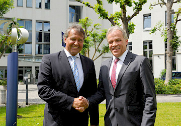 Kurt Krautscheid und Ralf Hellrich geben sich die Hand