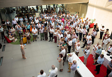 Julia Klöckner (MdL) und HwK-Präsident Kurt Krautscheid verleihen beim Sommerfest fünf Goldene Ehrennadeln