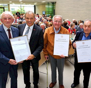Verleihung von 16 Eisernen Meisterbriefe an Altmeister, die ihre Prüfung 65 Jahre zuvor abgelegt hatten