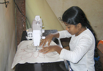 Schneiderin Rohini Perera mit einer neuen Nähmaschine