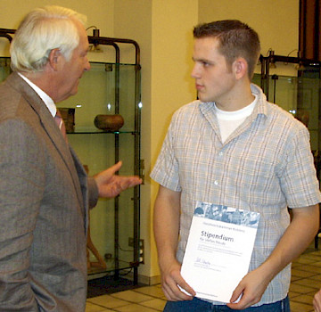 Tischlergeselle Stefan Treude im Bild mit HwK-Präsident Karl-Heinz Scherhag