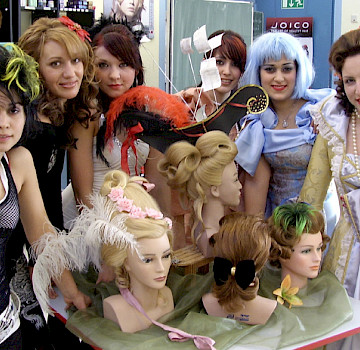 Friseurlehrlinge mit Mode und Frisuren der Mozart-Zeit