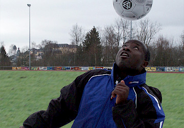 Kfz-Technikermeister Iddy Uwimana aus Hachenburg mit Ball