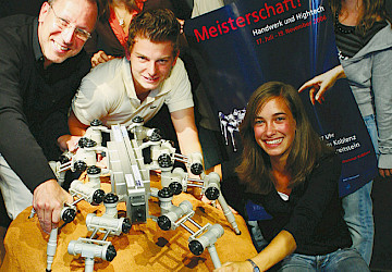 Bescuher bei der Ausstellung „Meisterschaft! Handwerk und Hightech“