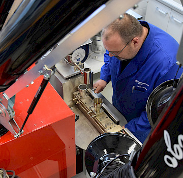 Arbeiter an einer Maschine