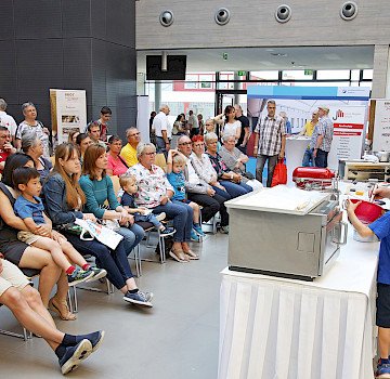 Kinder und Eltern bei der HwK-Veranstaltung „Brot & Bäcker-Spektakel“