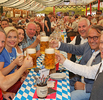 Gäste beim ersten „Oktoberfest des Handwerks“ in Koblenz