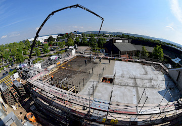 Froschaugenperspektive des Mensaneubaus