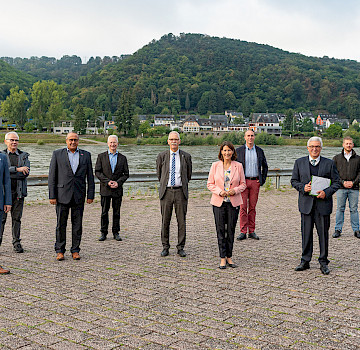 Politiker, Vertreter aus Wirtschaft, Verbänden und Bürgerinitiativen am Ort der geplanten Mittelrheinbrücke