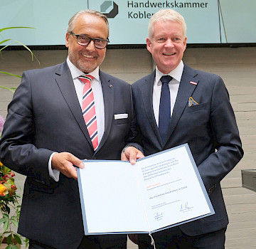 HwK-Hauptgeschäftsführer Ralf Hellrich erhält das „Handwerkszeichen in Gold“ von ZDH-Generalsekretär Holger Schwannecke