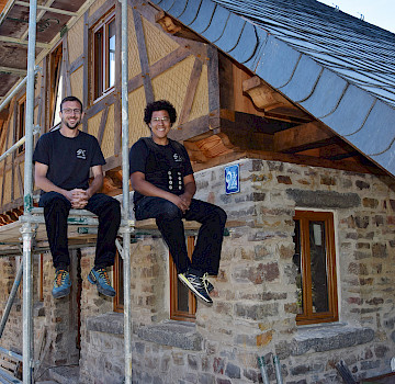 Yann-Tristan Steinebach Vezin und Lamin Spülbeck, die auf einem Gerüst sitzen