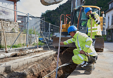 Bauarbeiter beim Messen eines Schachtes