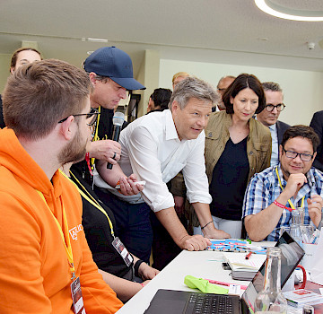 Bundeswirtschaftsminister Robert Habeck überreichte der HwK Koblenz im Juli einen Förderbescheid für die Stärkung der Berufsbildung im Bereich „erneuerbarer Energien“